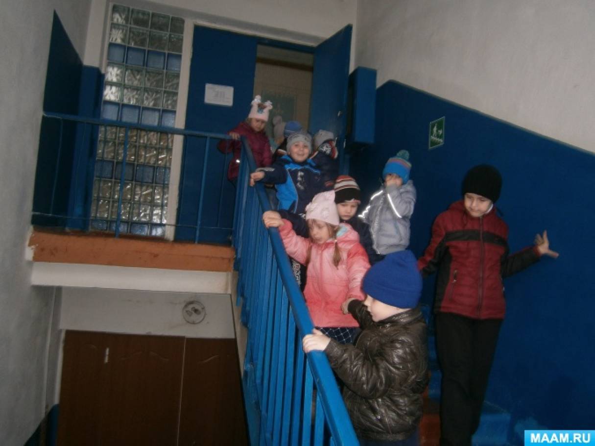 Смотреть фотографию №12 Фото №12 В библиотеке надо внимательно слушать разговаривать можно только шепотом если хочешь задать вопрос нужно поднять руку если взял книгу посмотри её и посмотри и положи на место