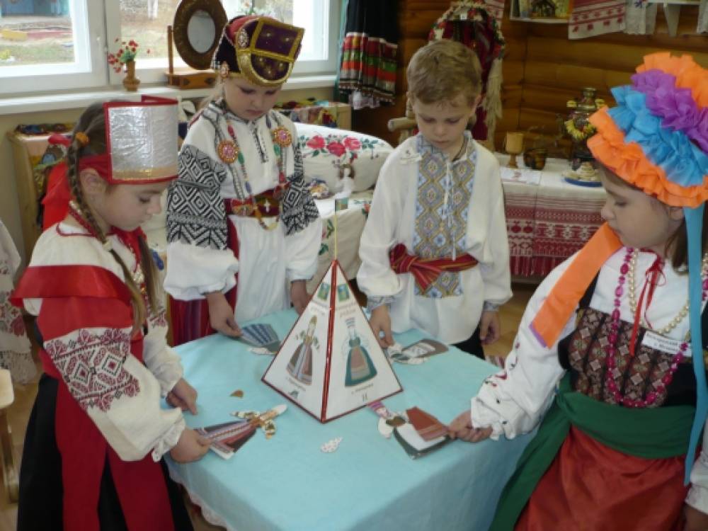 Русско народный в садике. Народные традиции в детском саду. Народные традиции в ДОУ. Атрибуты для народных игр в детском саду. Русские народные традиции ДОУ.