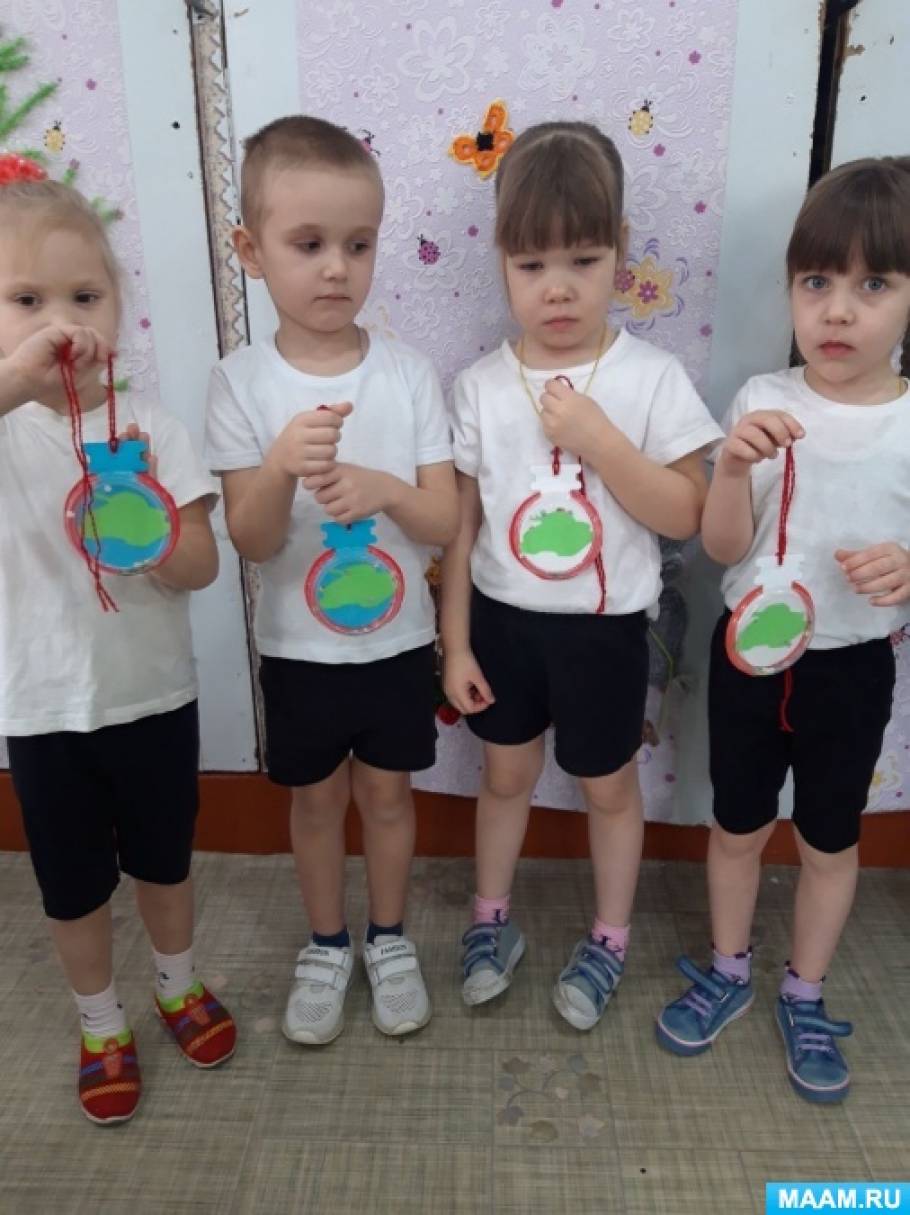 Смотреть фотографию №8 Фото №8 После того как подсохнет заготовка медали дети раскладывают на приготовленные ранее пластмассовые крыжечки конфети