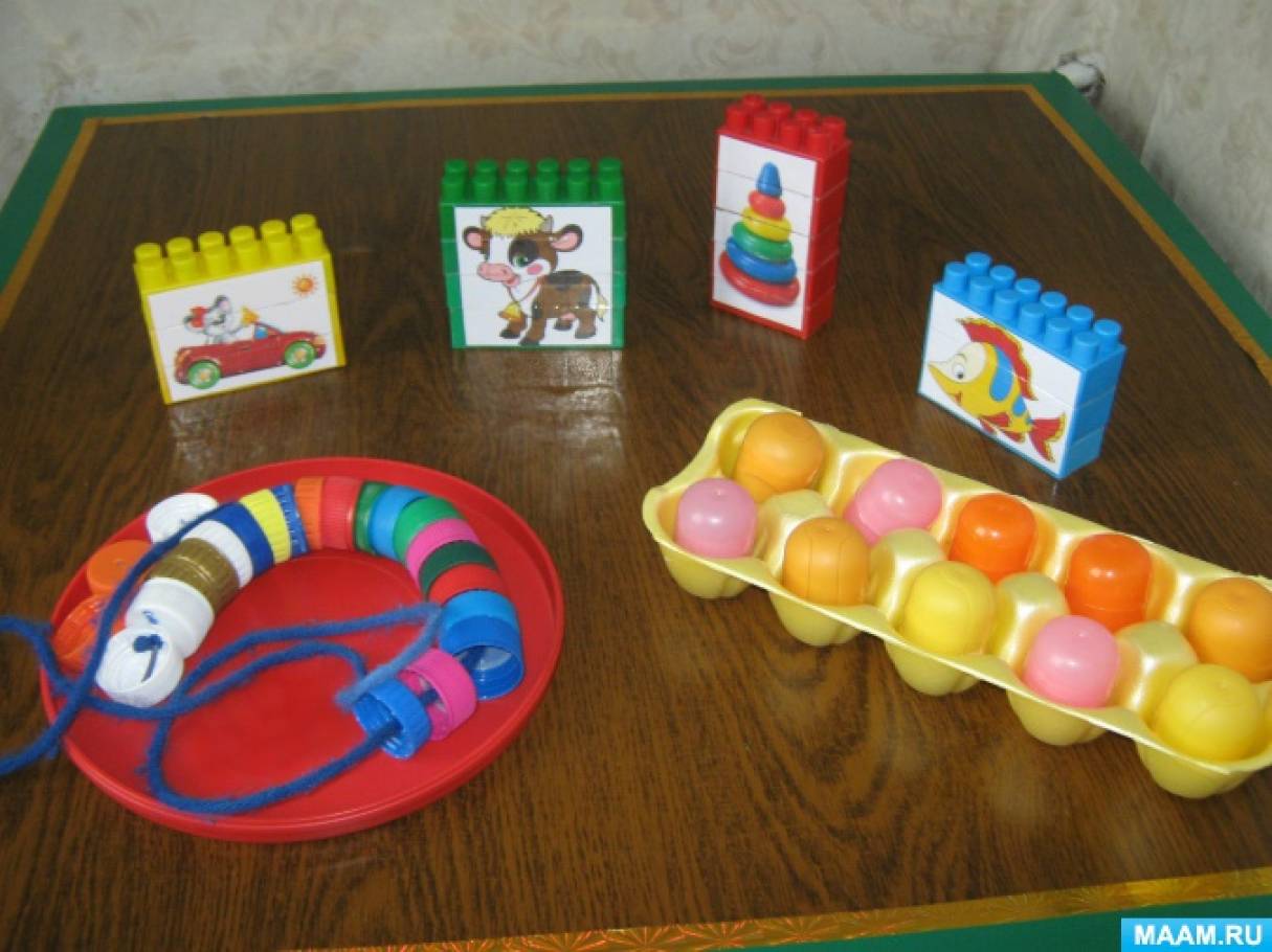 Пособия для группы своими руками. Дидактические игрушки для детского сада. Игрушки для ясельной группы. Игрушки для развития сенсорики. Игры с бросовым материалом в детском саду.