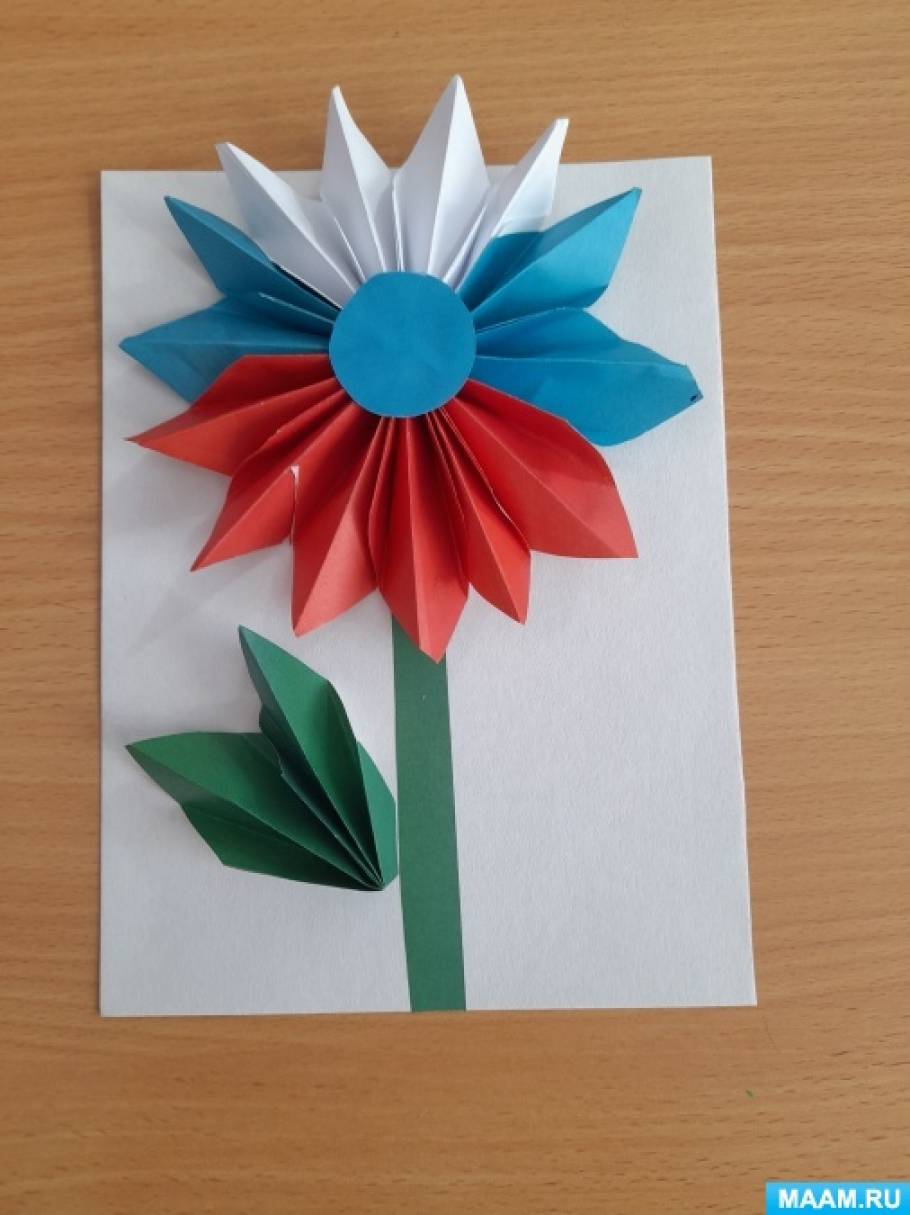 Мастер-класс по изготовлению открытки ко Дню российского флага «Цветок триколора» в технике оригами
