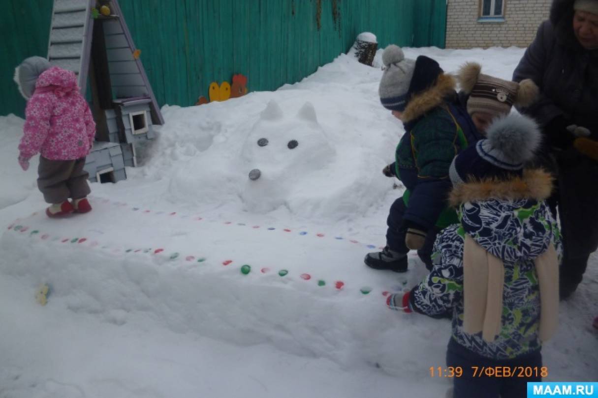 Снежки в сад. Снежные постройки в детском саду на участке. Постройки из снега в детском саду. Постройки из снега в детском саду на участке. Зимние участки в ДОУ.