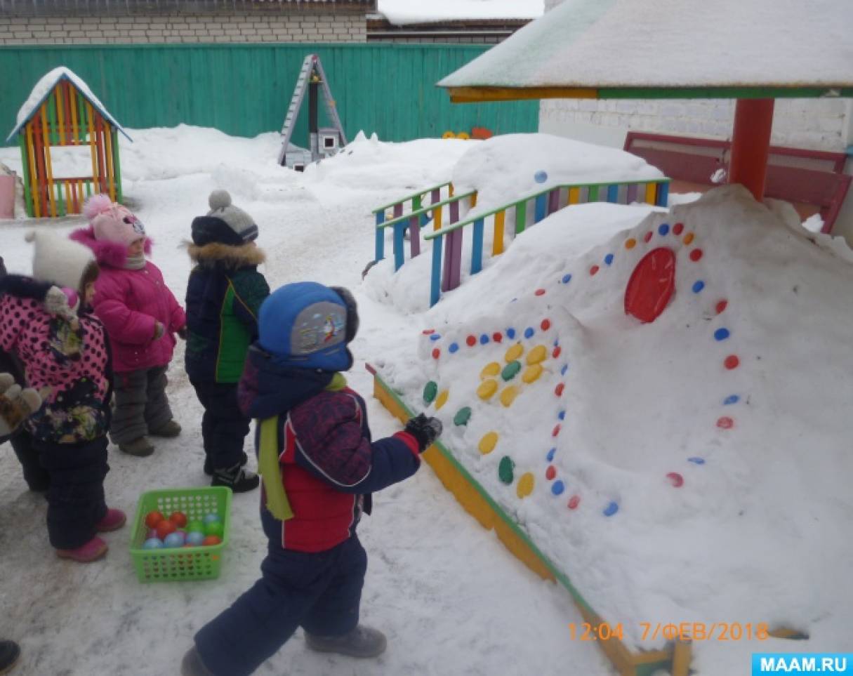Детский сад снежок. Постройки из снега в детском саду. Зимние постройки на участке детского сада. Снежные постройки в детском саду на участке. Спортивные постройки из снега в детском саду.