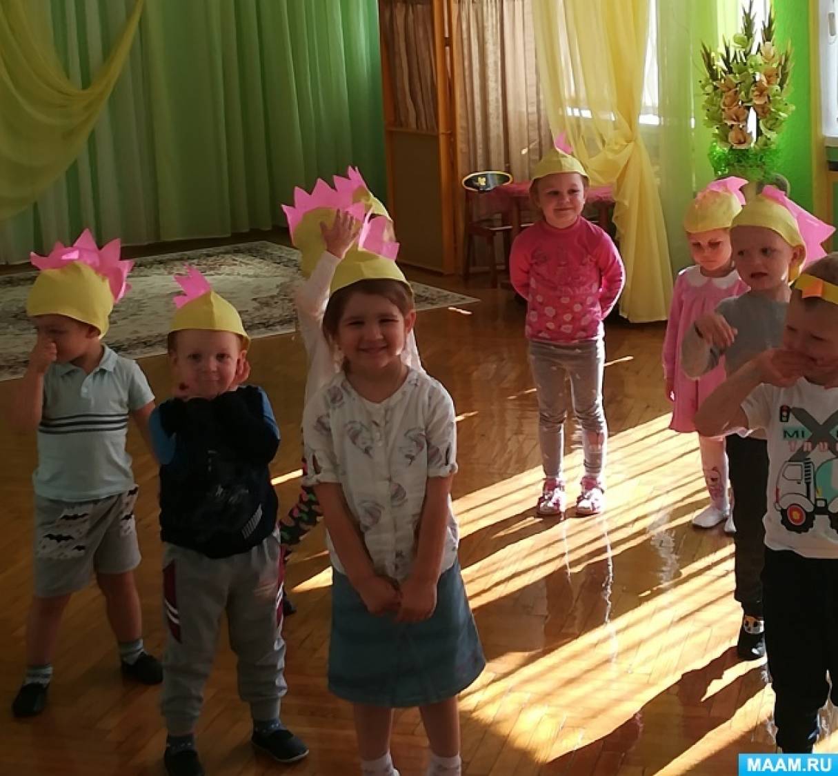 Конспект музыкального занятия во второй младшей группе в летний период «Друзья солнышка»