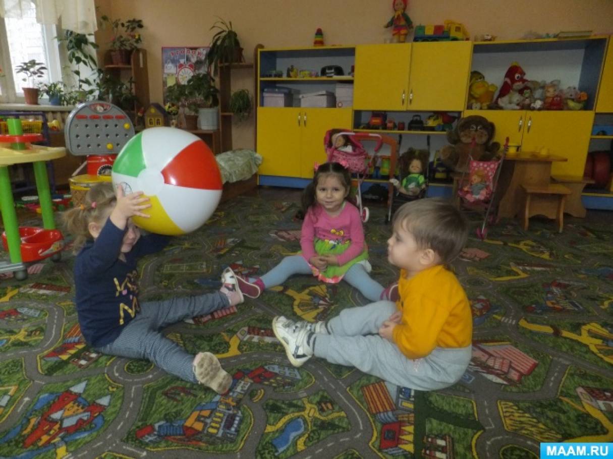 Игры с мячом младшая группа. Развлечение с мячами в детском саду. Мячик вторая младшая группа. День мяча в детском саду. Игры с мячом 2 младшая группа.