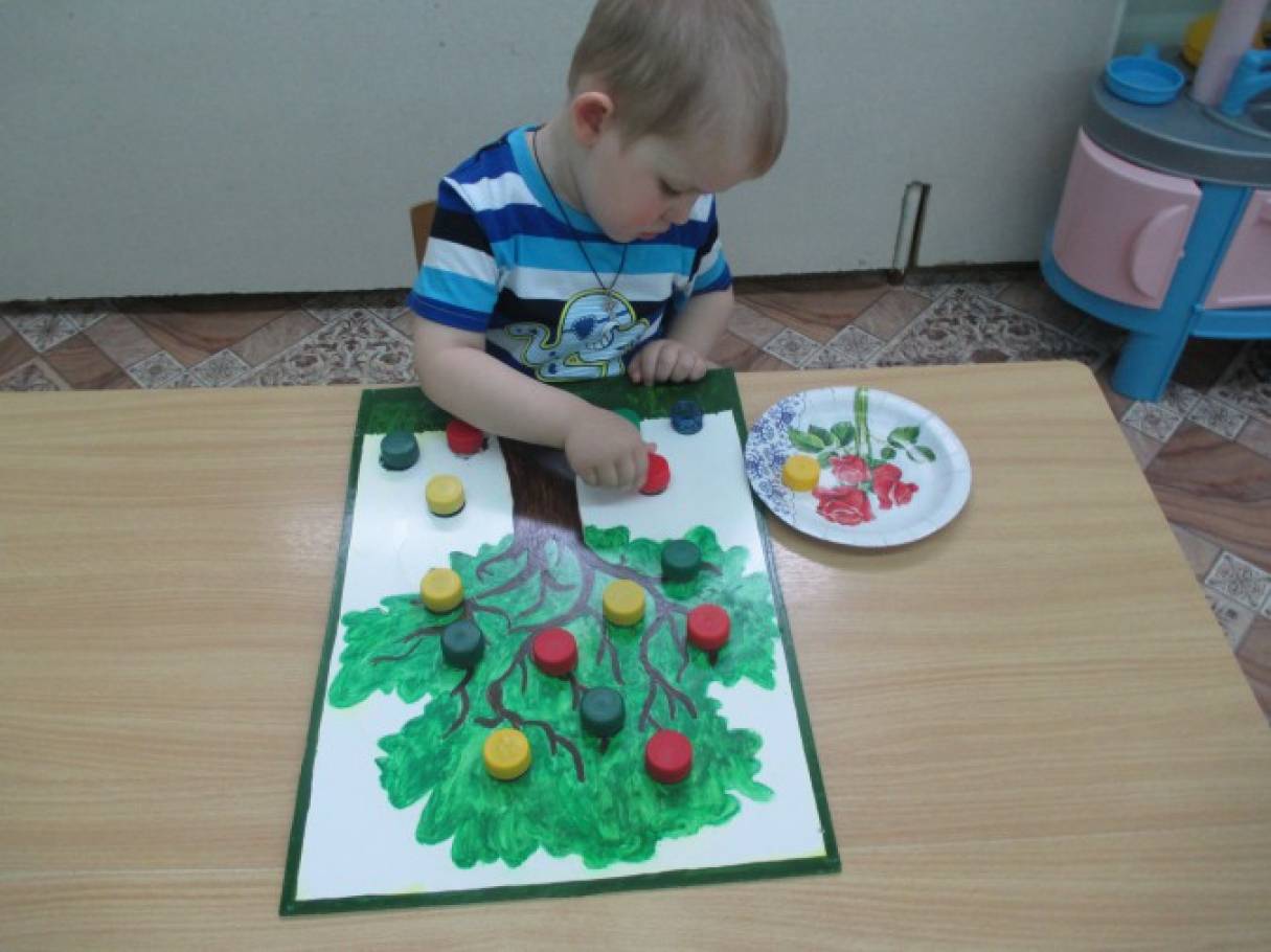 Игра овощи младшая группа. Рисование фрукты ранний Возраст. Рисование фрукты младшая группа. Рисование фрукты и овощи в группе раннего возраста-. Овощи для первой младшей группы.