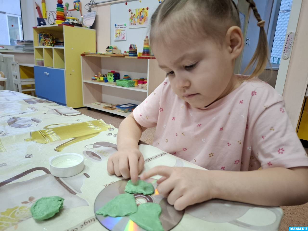 «Роза для мамы». Лепка из солёного теста на диске