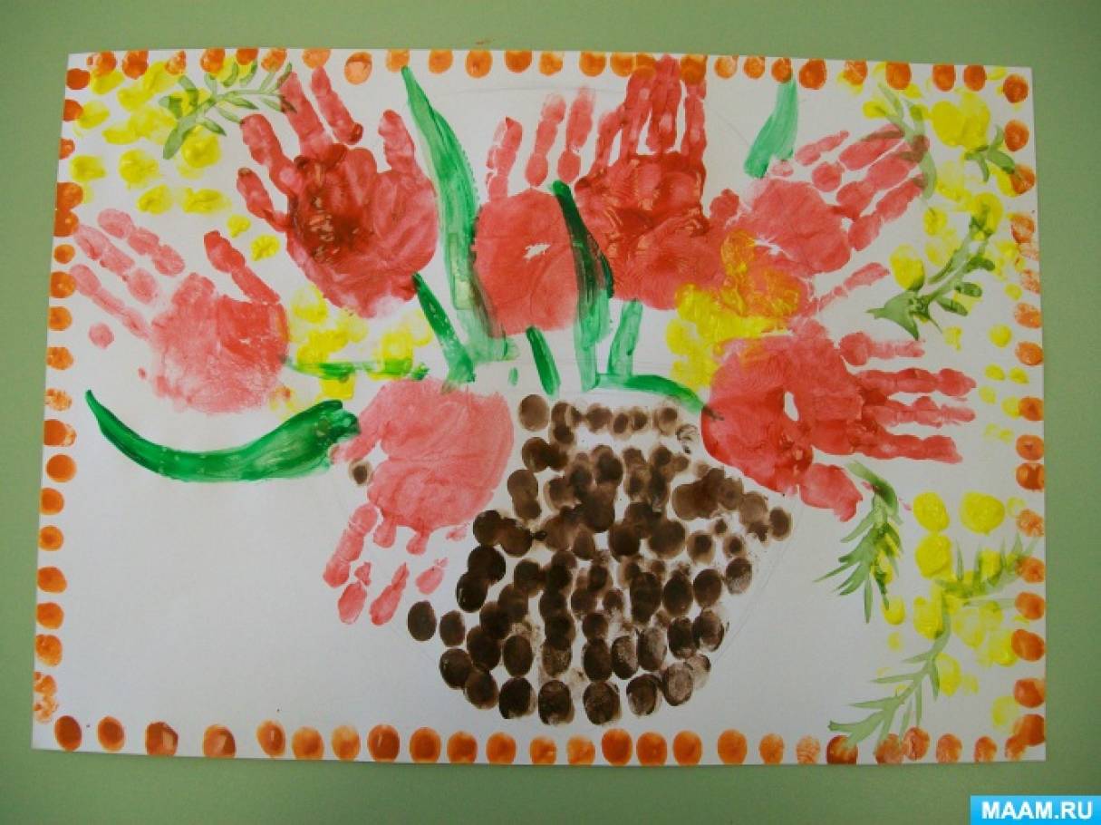 Рисование ладошками цветы. Рисование ладошками в средней группе букет. Рисование ладошками цветы для мамы. Рисование в средней группе красивый букет для мамы.