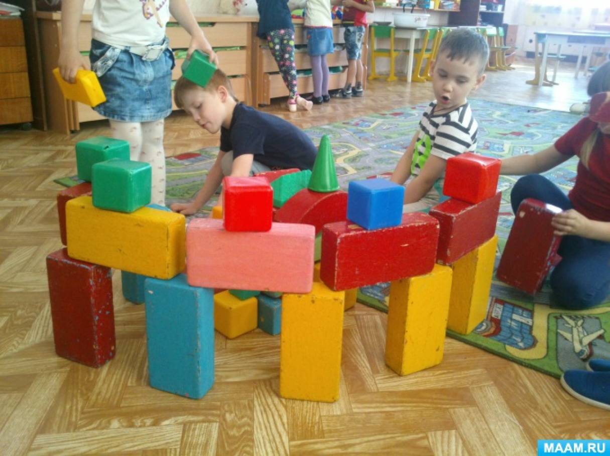 Строительная игра младшая группа цель. Конструирование в детском саду. Конструирование из строительного материала. Конструирование из кубиков в младшей группе. Конструирование в старшей группе.