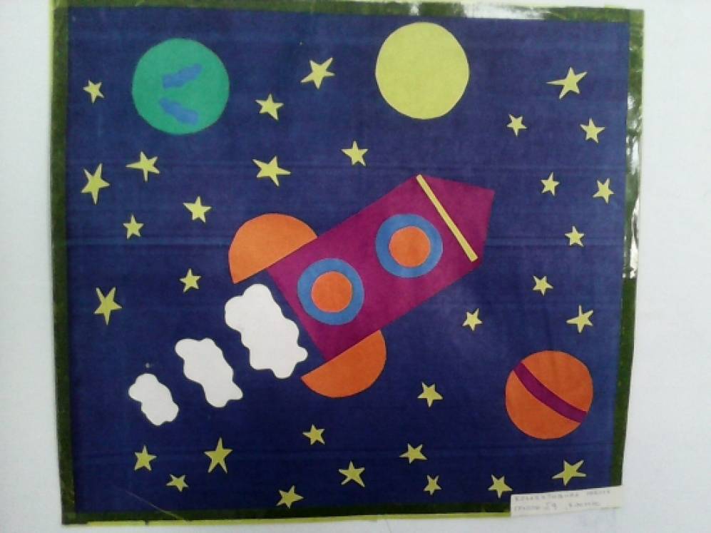 Аппликация день космонавтики младшая группа. Аппликация ко Дню космонавтики в детском саду. Аппликации на тему космос для детей. Аппликация космос в детский сад. Аппликация на тему космос в младшей группе.