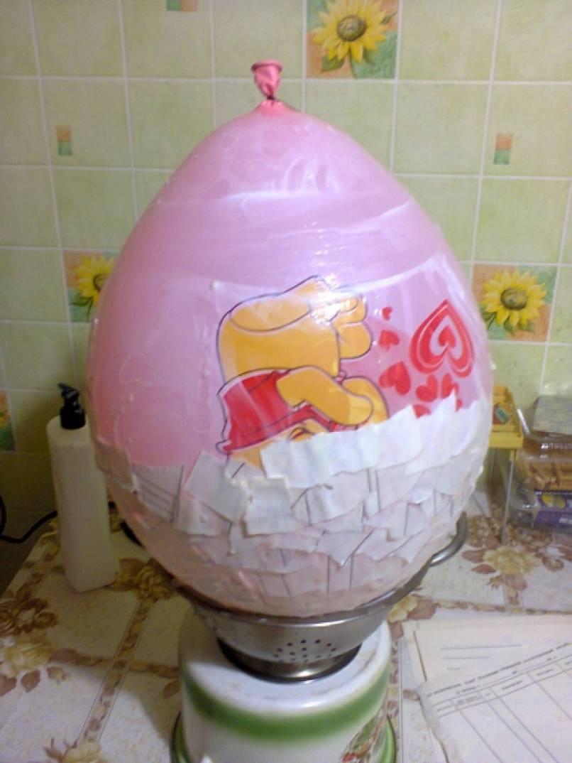 Киндер из бумаги. Папье-маше яйцо Киндер сюрприз. Воздушный шар из киндера. Папье-маше Киндер сюрприз на шарике воздушном. Большой Киндер из папье-маше.