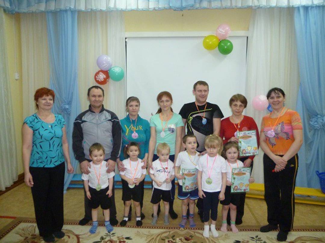 Спортивное развлечение с родителями в средней группе