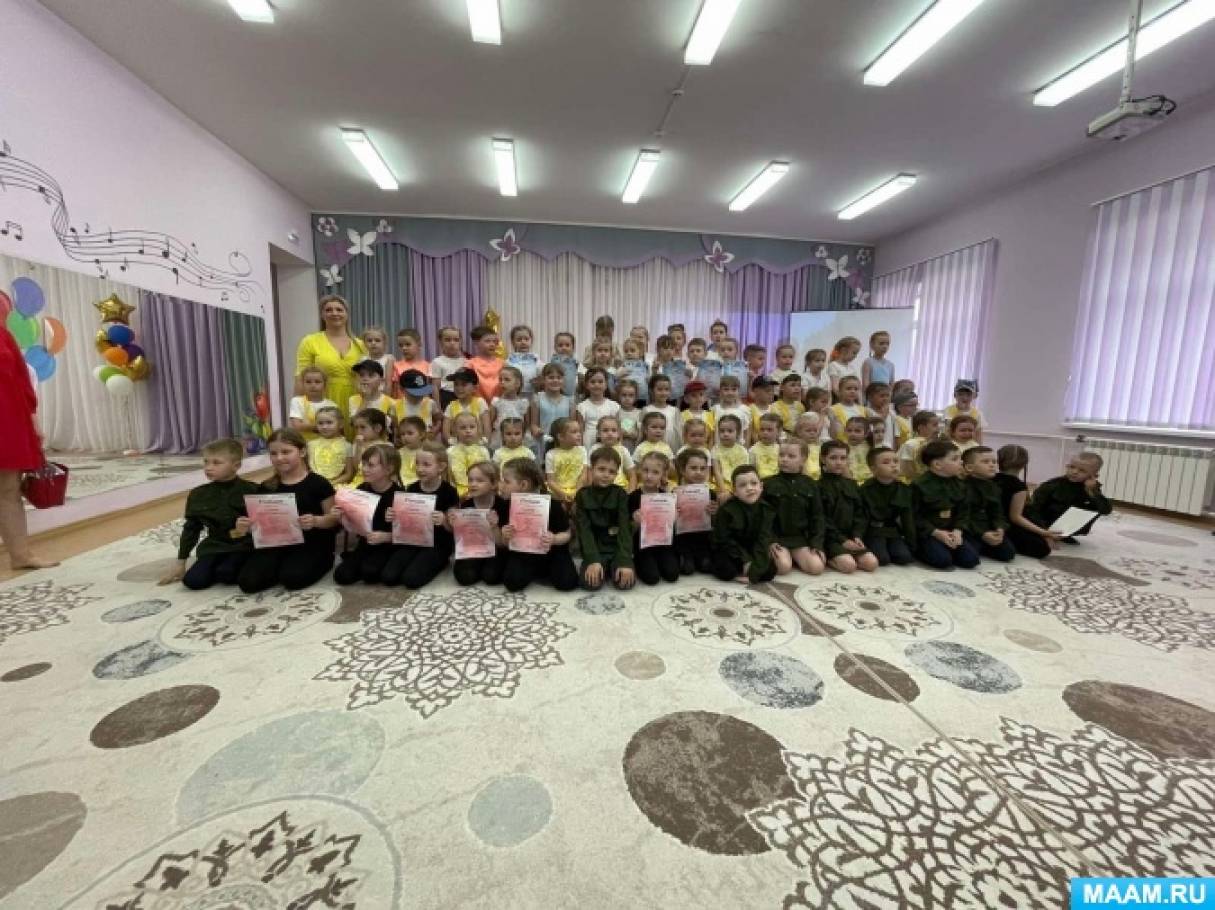 Смотреть фотографию №4 Фото №4 В течении года мы с детьми участвовали в конкурсах различного уровня и закончили танцевальный сезон отчетным концертом в котором принимало участие более маленьких танцоров