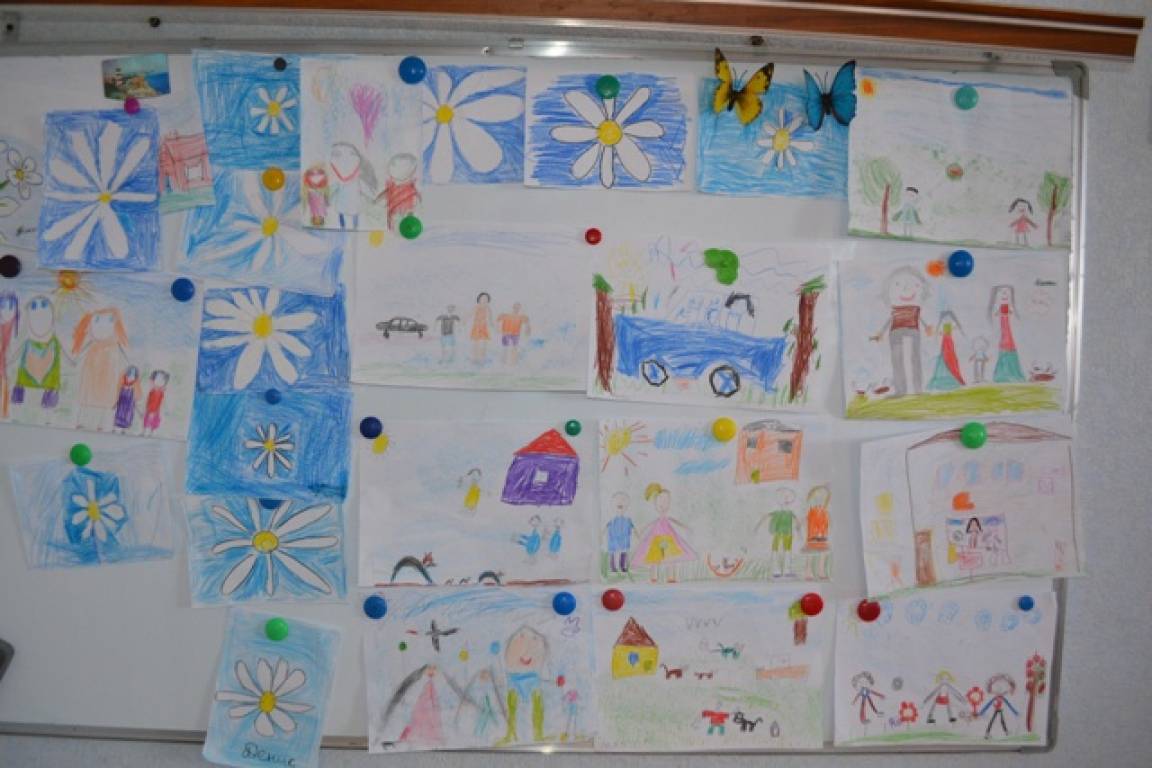 15 мая в детском саду. Выставка рисунков с детьми в детском саду. Рисование в средней группе на тему день семьи. Рисование в младшей группе на тему день семьи. Выставка ко Дню семьи в детском саду.
