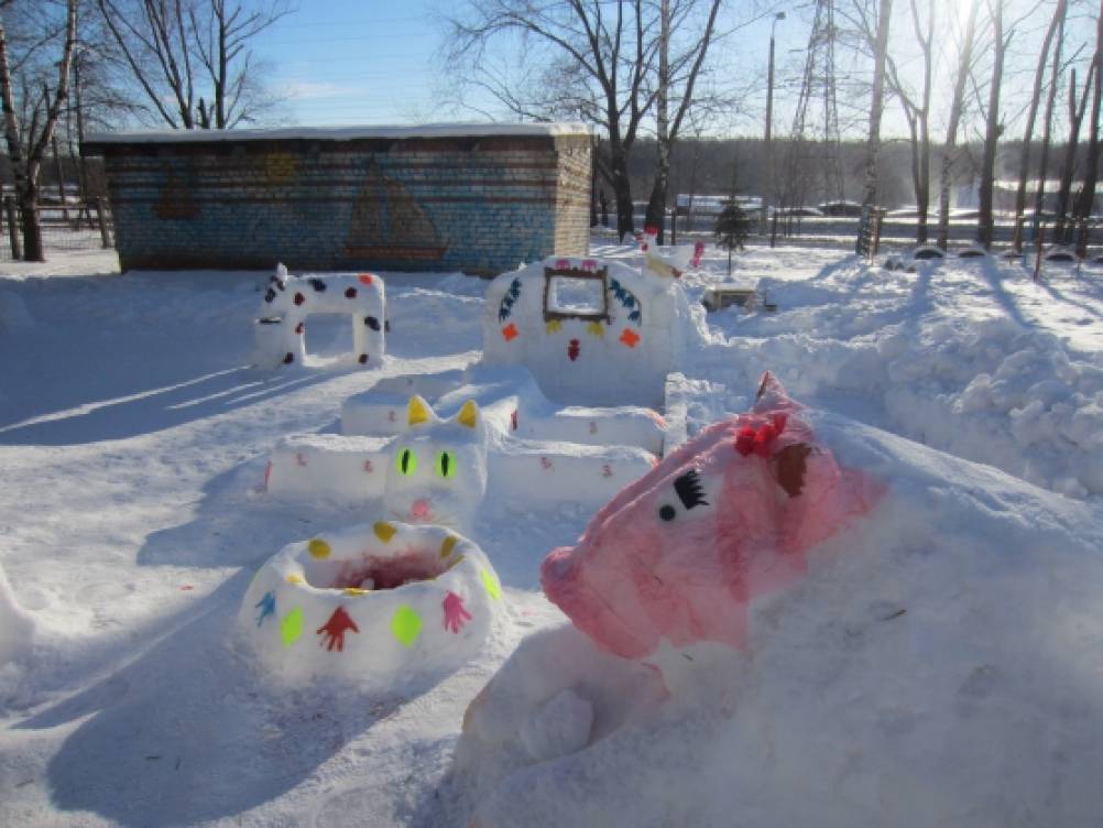 Снежки в сад. Снежные постройки в детском саду на участке. Зимние постройки на участке детского сада. Постройки из снега в детском саду. Сооружения из снега в детском саду.