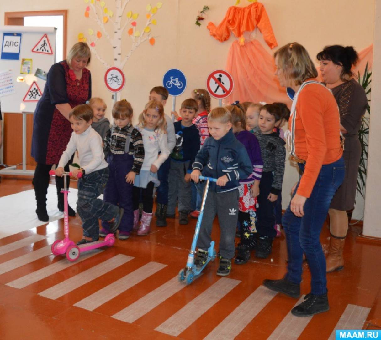Смотреть фотографию №4 Фото №4 На игровой площадке Непослуха играл с детьми в подвижные игры