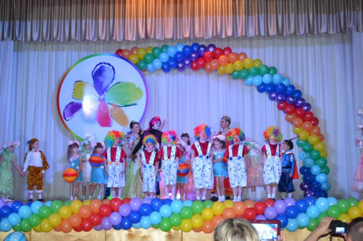 Смотреть фотографию №3 Фото №3 Девочки конкурентки показали своё мастерство в области танца умение двигаться по сцене петь песни читать стихи
