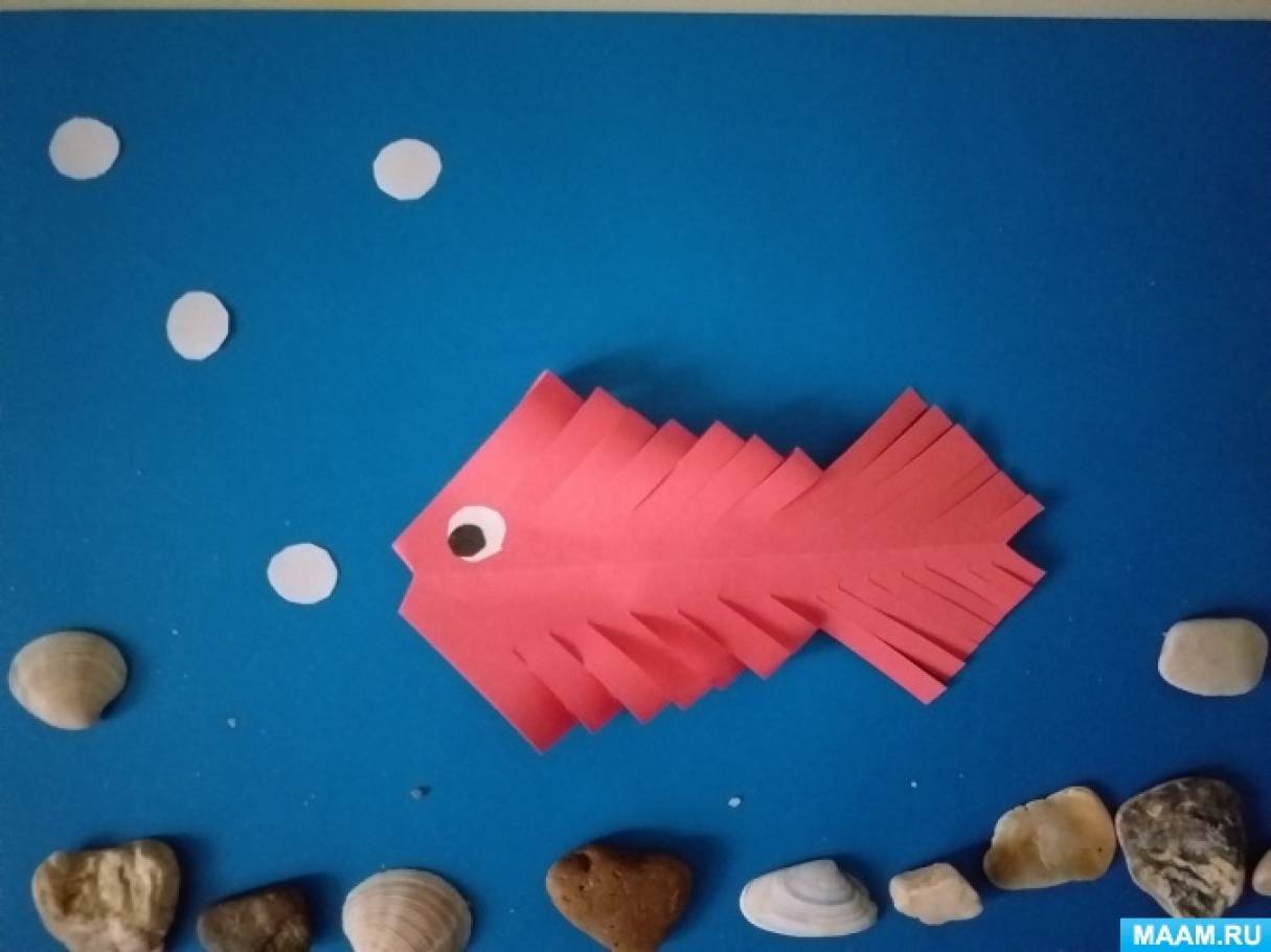 Процесс создания квиллинг Рыбки из полосок цветной бумаги поэтапно