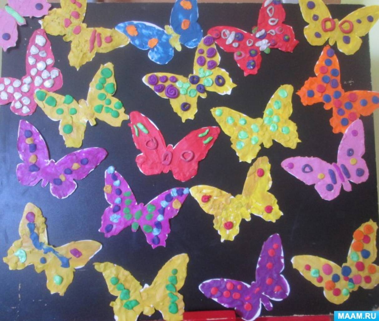 Занятие бабочки средняя группа. Рисование пластилином бабочка. Коллективное панно бабочки. Пластилинография бабочка в средней группе. Пластилинография бабочка в младшей группе.