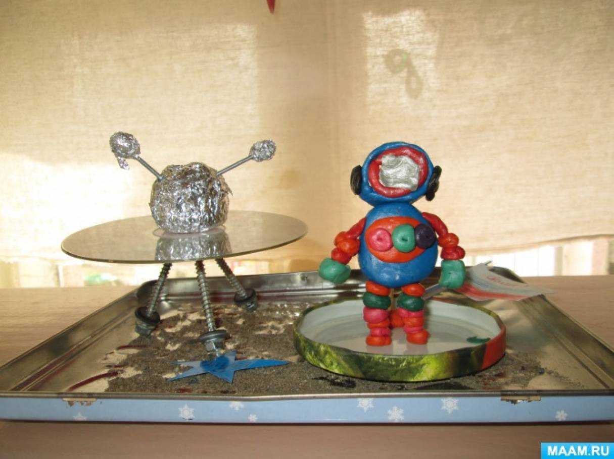 Космонавт своими руками в детский сад. Поделки котдню космонавтики. Поделка ко Дню космонавтики.