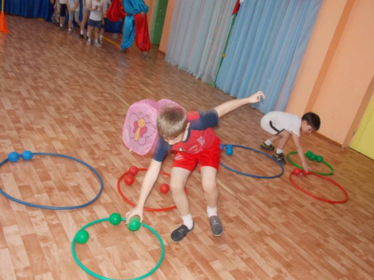 Физкультурное развлечение в подготовительной группе. Спортивное развлечение в детском саду. Спортивное развлечение подготовительная. Досуги и развлечения в детском саду. Спортивные старты для старшего дошкольника.