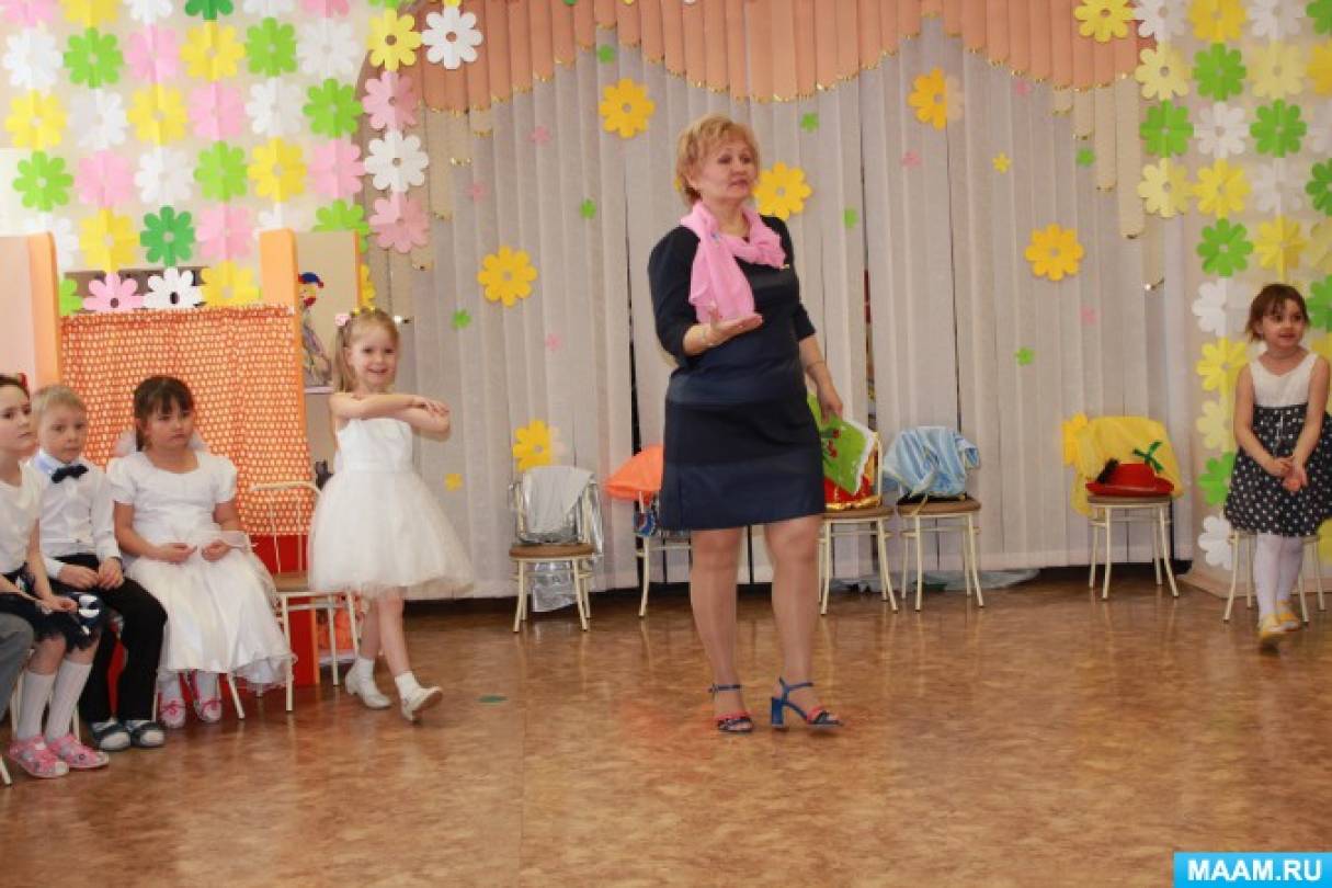 Танец моя мама самая крутая в детском. Танец мамочка мы тебе поможем младшая группа.