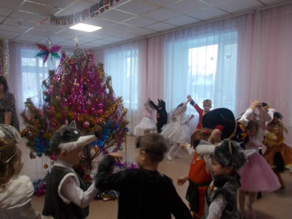 Веселый праздник — Новый год! Фотоотчет (старшая группа) Фото Веселый праздник — Новый год! Фотоотчет (старшая группа)