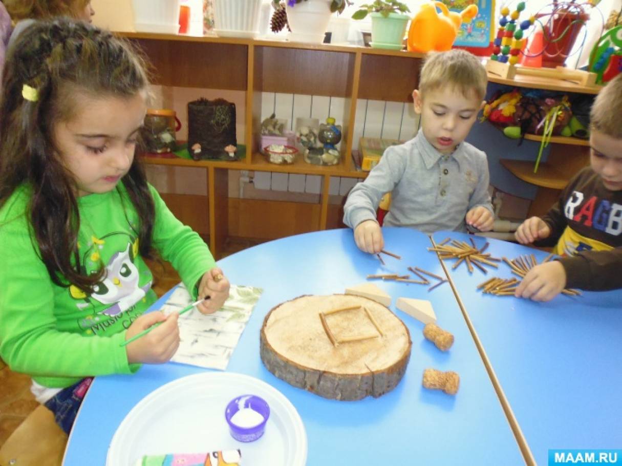 игры с природным материалом на прогулке. дети работают с природным материалом. игрушки для прогулки в детском саду. игры с песком в доу. игры для детей на улице.