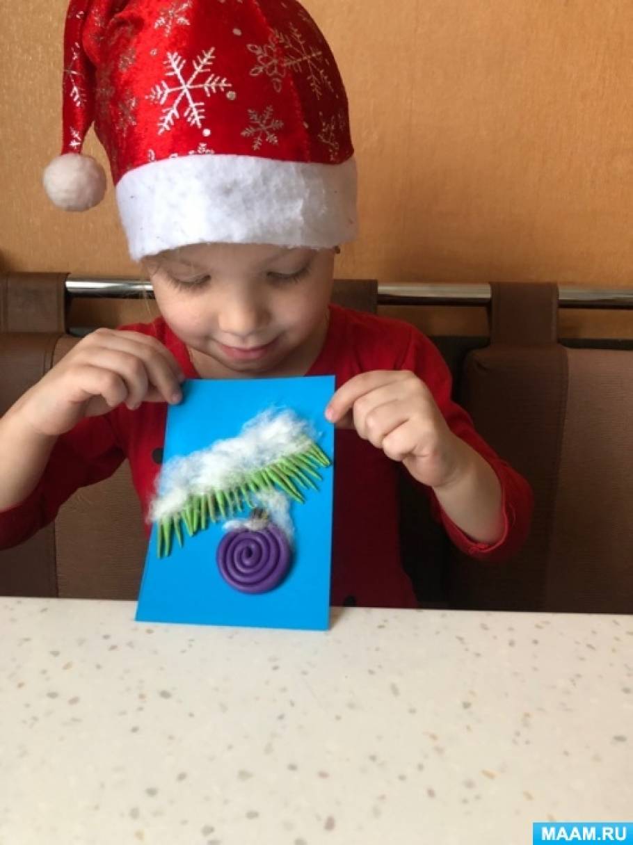 Детский мастер-класс по пластилинографии «Заснеженная веточка ели с новогодним шаром» для младших дошкольников