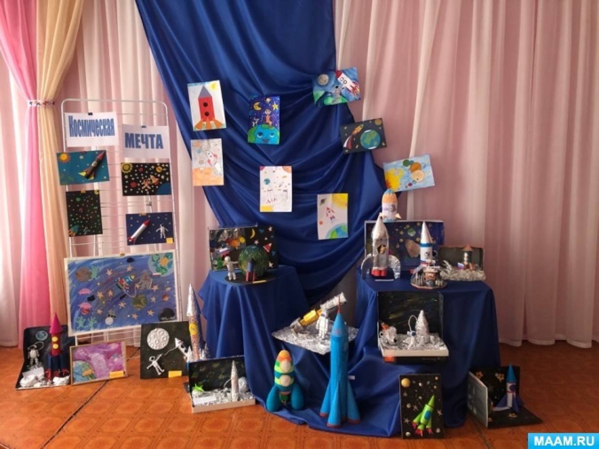 Оформление выставки творческих работ детей и родителей к Дню Космонавтики