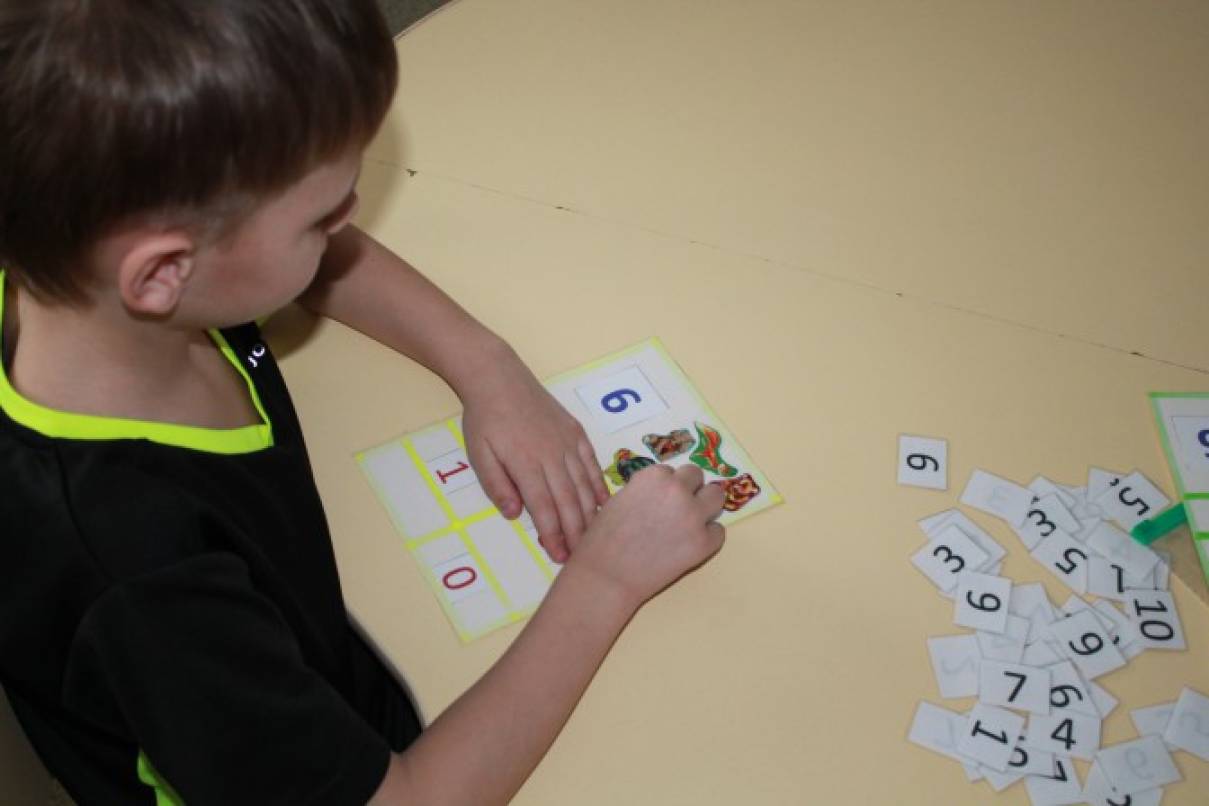 Конкурс юный математик. Юный математик игра. Дети раскладывают карты. Игра Юный математик с блокнотом. Уроки математики для ГУО детей.