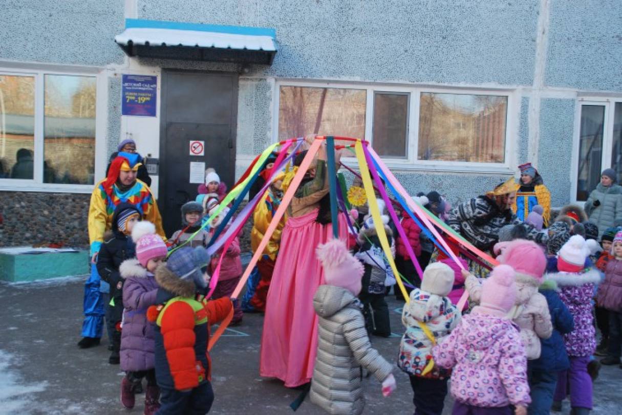 Масленица в детском саду. Масленица в детском саду на улице. Карусель на Масленицу в детском саду. Масленичные гуляния в ДОУ. Карусель на масленицу своими руками