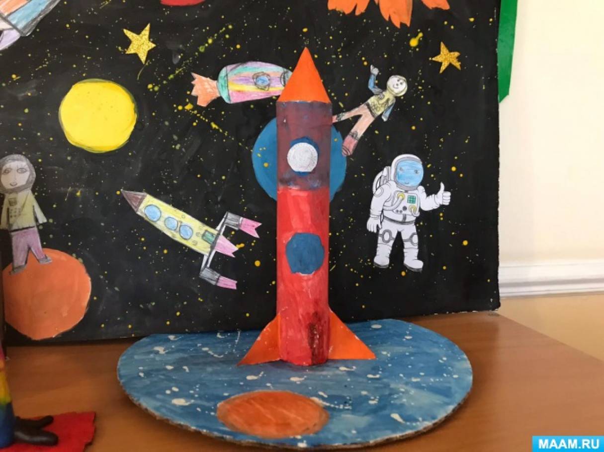 Поделки день космонавтики в детском саду старшая. Поделки котдню космонавтики. Поделка ко Дню космонавтики.