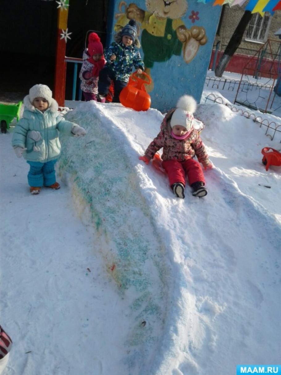 Снежки в сад. Горки из снега в детском саду. Снежная горка в детском саду. Детская горка из снега. Снежные горки в детском саду.