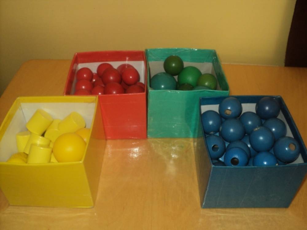 Игра разложи шарики. Коробка с пластмассовыми шариками. Игрушка раскладывание шариков по цветам. Цветные коробочки для сортировки. Дидактические игры бокс.