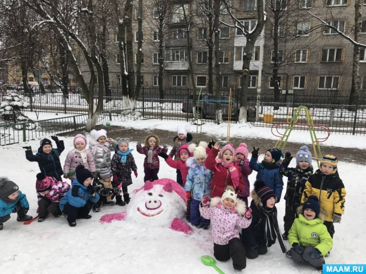 Заснеженный сад фото. Постройки из снега в детском саду. Живая изгородь в саду зимой. Картинки зима владикавказ. Школа свиблово корпус 1.