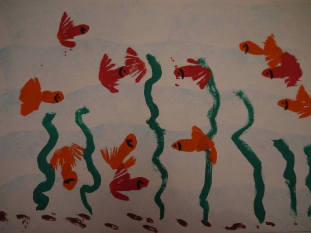 Тема рыбы 2 младшая группа. Рыбки плавают в Водице рисование в первой младшей. Рисование рыбы в младшей группе. Рисование рыбки в младшей группе. Рисование аквариумные рыбки младшая группа.