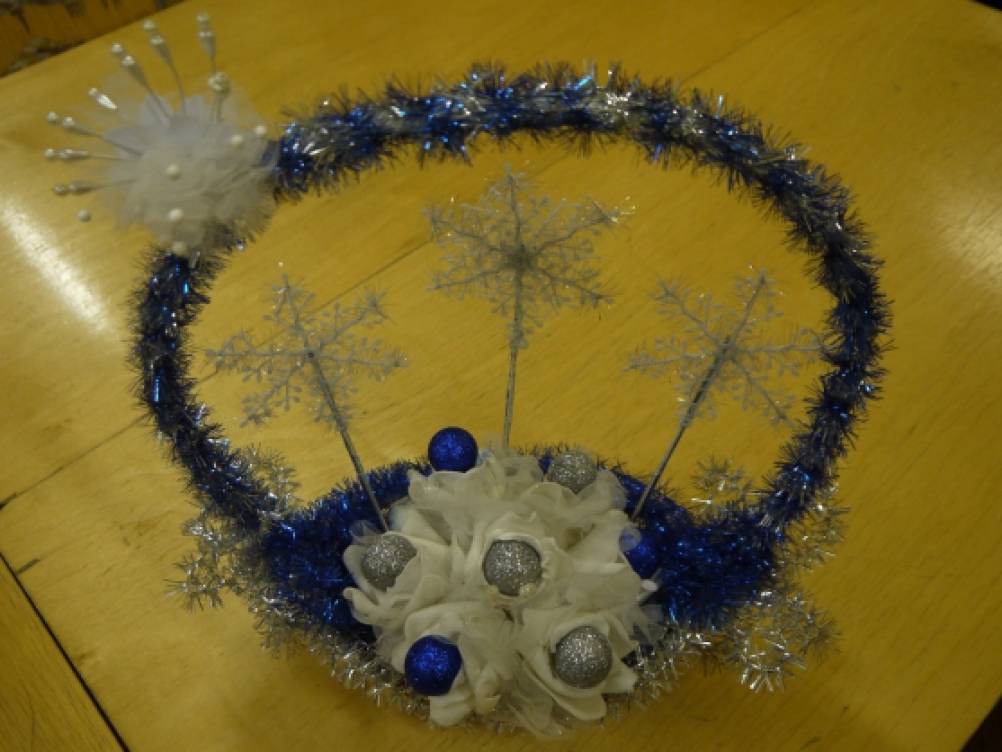 букет для снегурочки своими руками. зимний букет из бросового материала. валяние кокошника для снегурочки. букет для снегурочки своими руками. букет для снегурочки поделка.