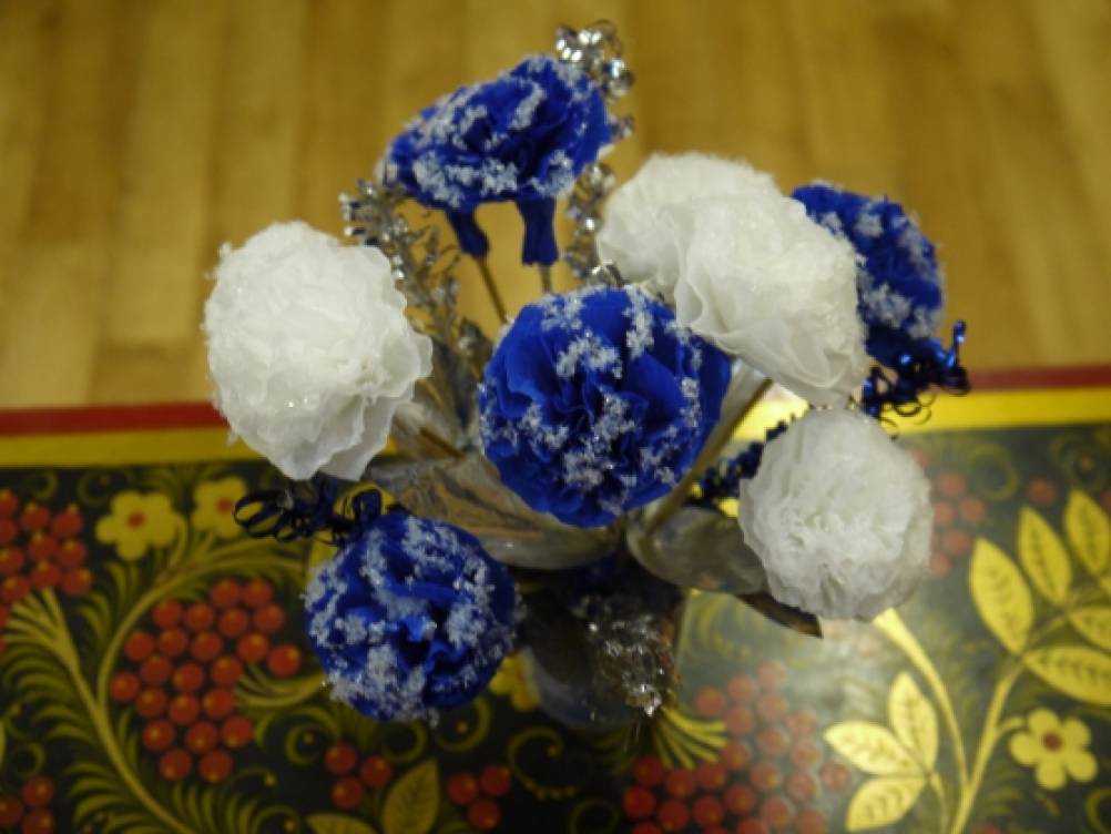 букет в стиле гжель. букет для снегурочки своими руками. букет для снегурочки. букет для снегурочки своими руками. новогодний букет из бросового материала.