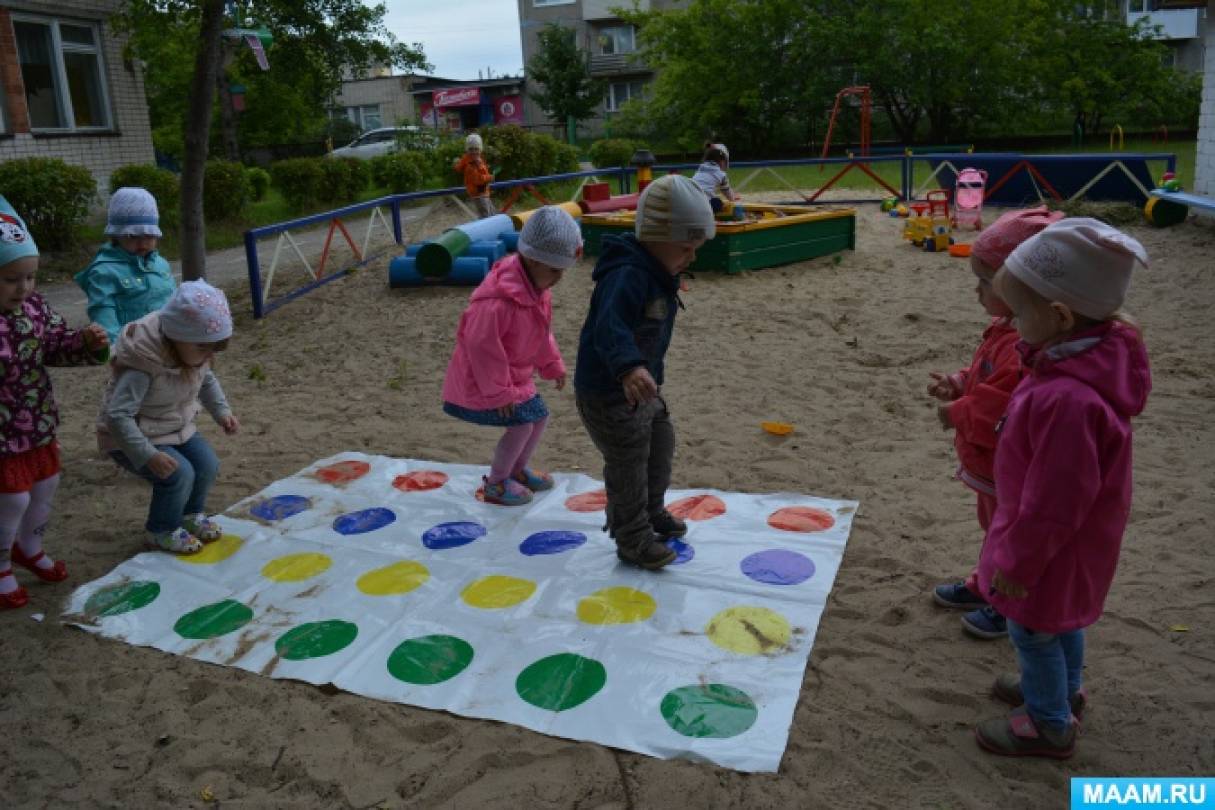 Игры на прогулке 2 младшая группа. Развивающая среда на участке ДОУ. Игры на участке в детском саду. Игровач на участке в детский сад. Атрибуты для игр на улице в детском саду.