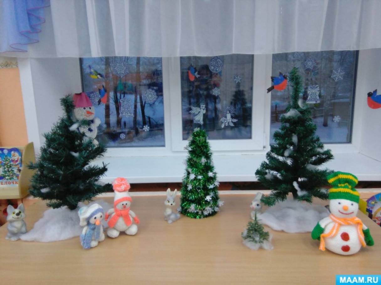 украшение елки в группе детского сада к новому году. новогодний утренник в младшей группе. украсить детсад группу к новому. подготовка к новому году 2 младшей группе. праздник на новый год во второй младшей.