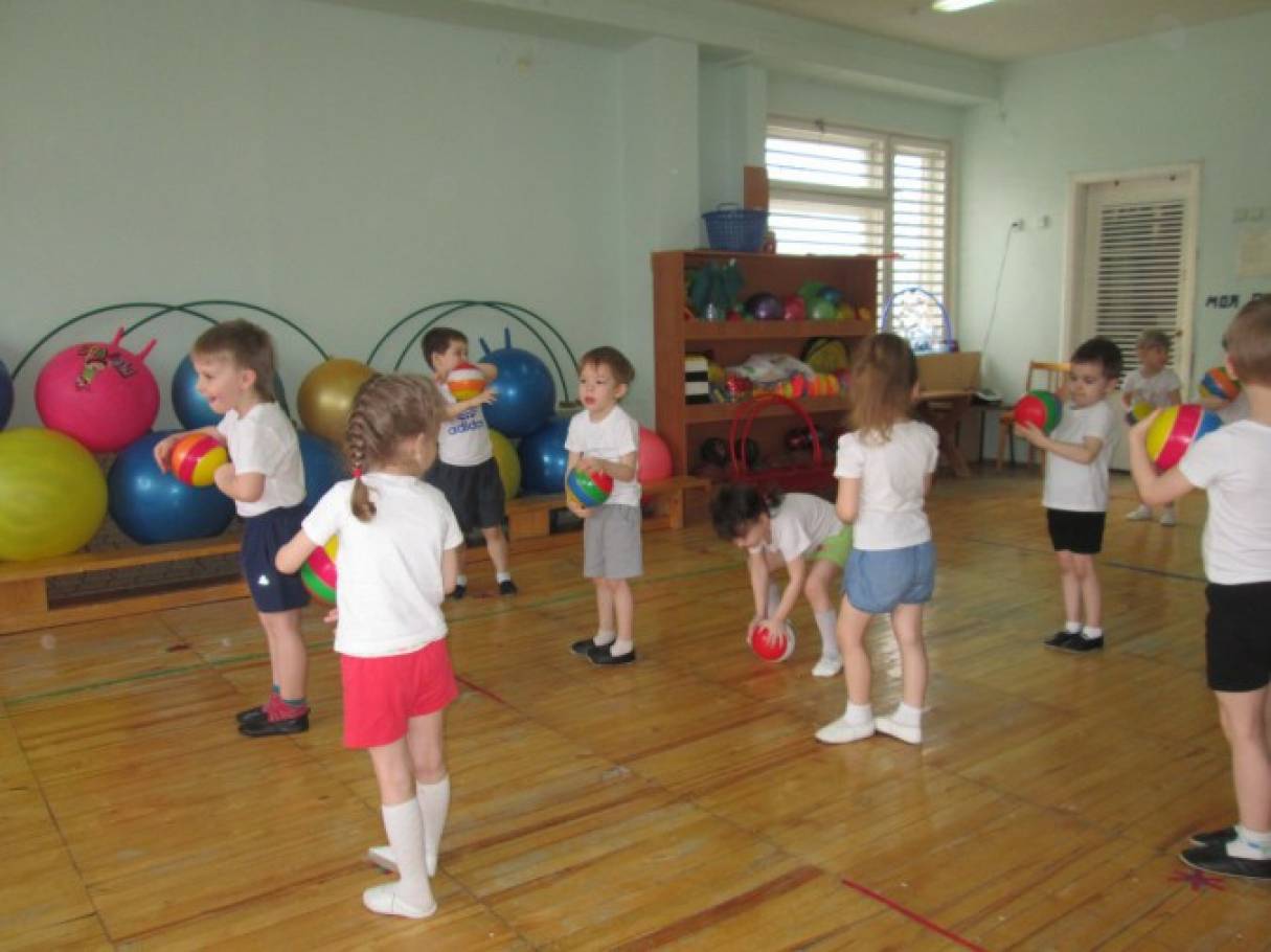 Игры с мячом младшая группа. Занятия на мяче в детском саду. Упражнения с мячом для детей средней группы. Игры с мячом в средней группе. Мяч средняя группа.