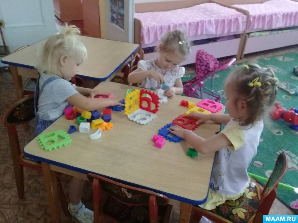 Конспект занятия в первой младшей группе «Дети играют в кубики» Фото Конспект занятия в первой младшей группе «Дети играют в кубики»
