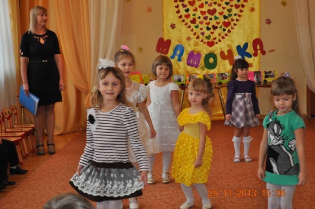 Смотреть фотографию №2 Фото №2 В зал входят мамы за руку со своими детьми под запись песни Детский сад садятся полукругом
