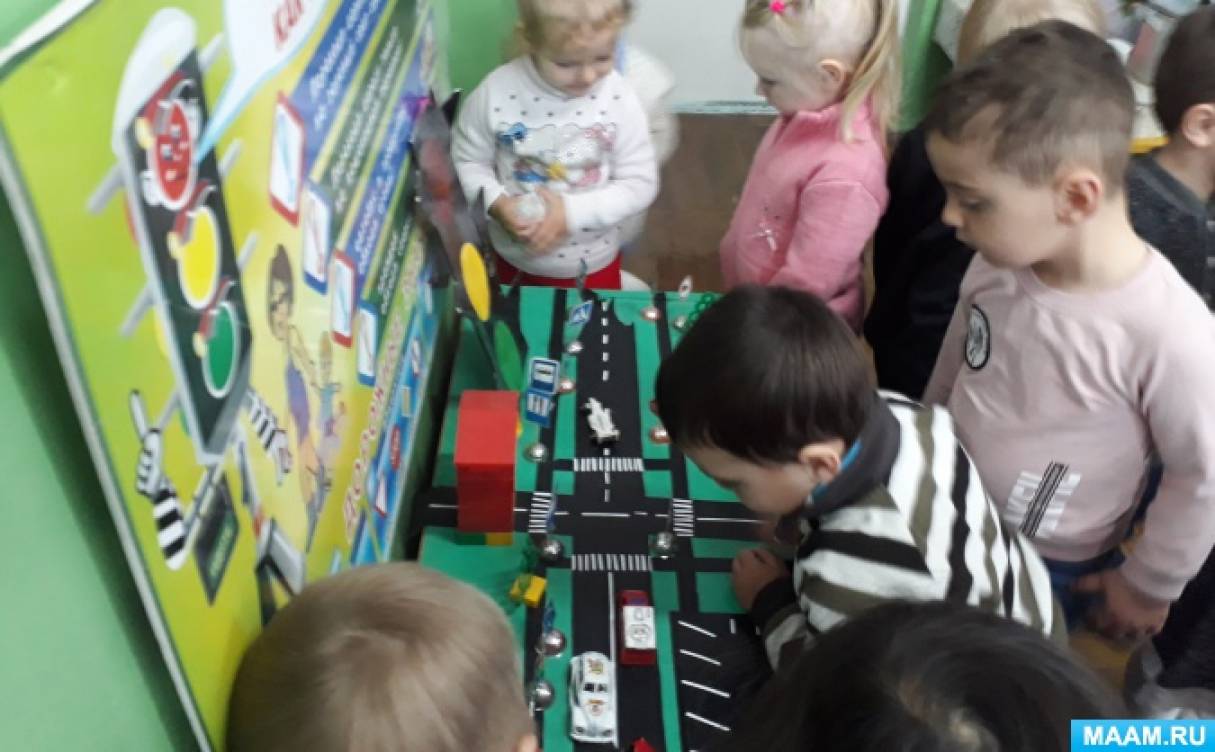 Конспект развлечения по ПДД во второй младшей группе «Светофор» Фото Конспект развлечения по ПДД во второй младшей группе «Светофор»