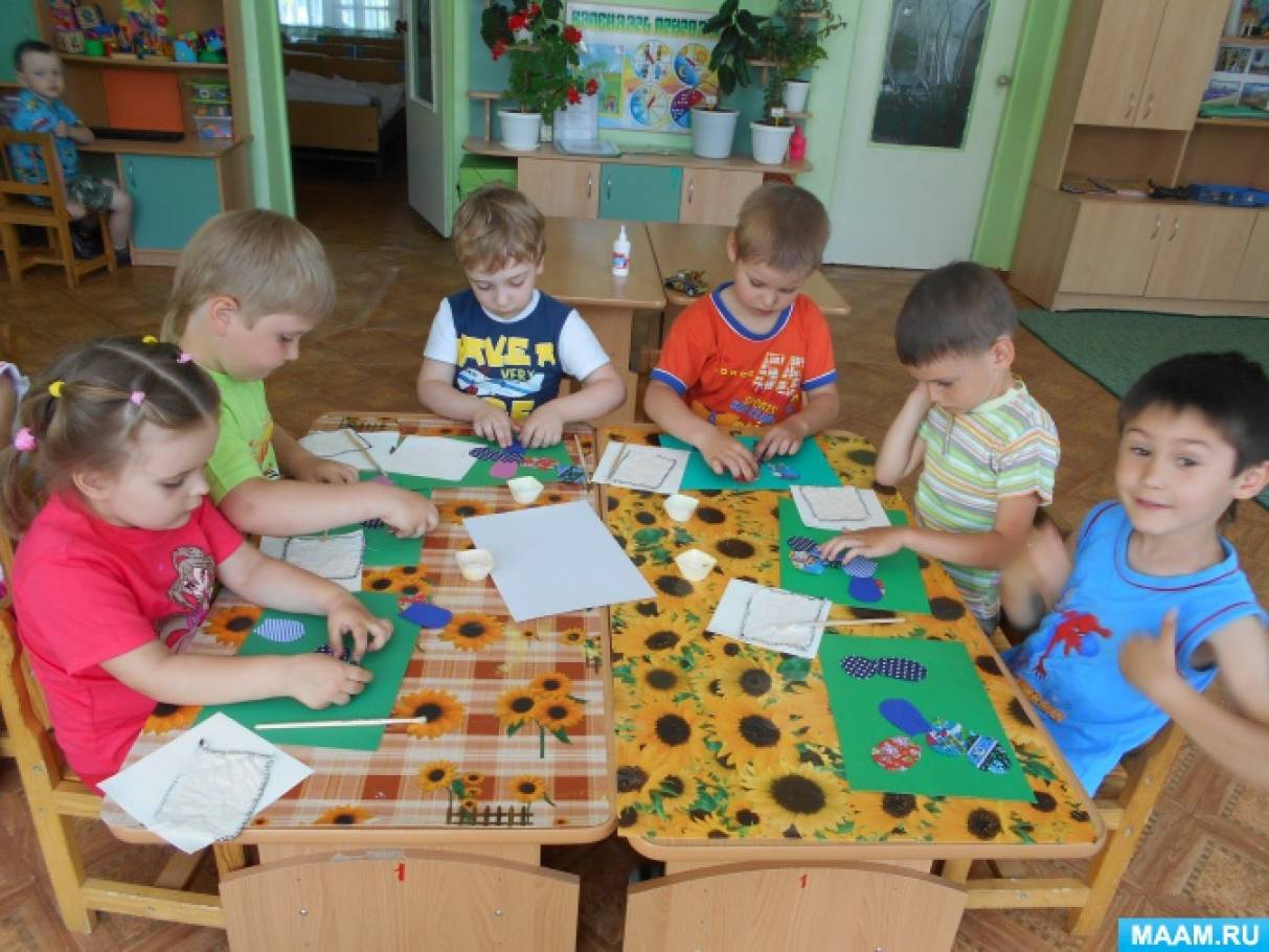 какую ткань можно применять для аппликации. detsad 1253374 1510516707. какую ткань можно применять для аппликации фото. какую ткань можно применять для аппликации-detsad 1253374 1510516707. картинка какую ткань можно применять для аппликации. картинка detsad 1253374 1510516707. Аппликация на ткани – древняя техника работы с текстилем. С помощью аппликации можно скрыть дефект ткани, уплотнить легкий материал, добавить ему жесткости и структурности для создания сложных форм либо использовать аппликацию исключительно в декоративных целях. Именно в данном ключе аппликация и используется чаще всего. Нашивая на основу лоскутки различного цвета и фактуры можно создать разнообразные изображения – от плоских до объемных. Как это сделать и какие ткани лучше использовать, рассмотрим в данной статье.
