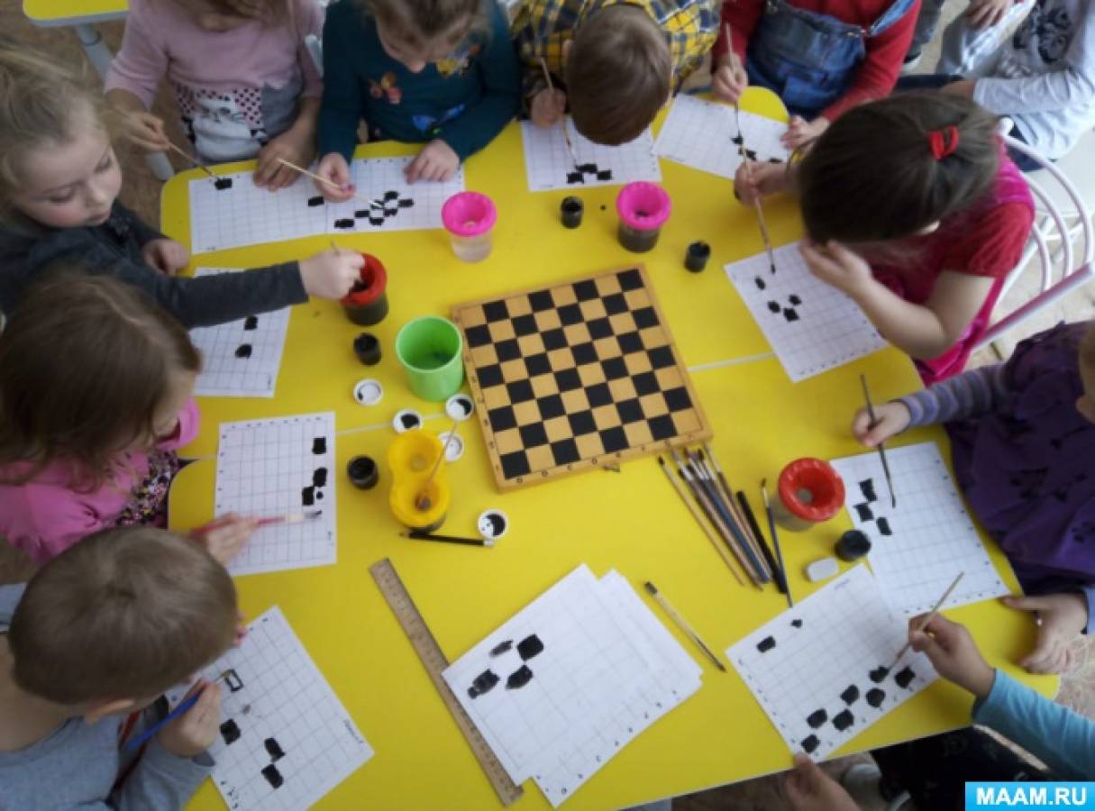 Конспект занятия ребенок и общество старшая группа. Шахматы в детском саду. Занятия шахматами в детском саду. Занятие по шахматам в средней группе. Занятия для детей по шашкам.