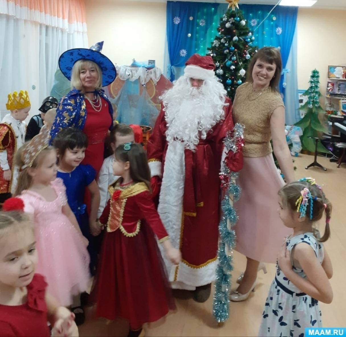 Новый год в детском саду. Новогодний утренник в детском саду старшая группа. Музыкальные утренники в доу. Танец на новый год в школе. Новый год в детском саду в стиле.