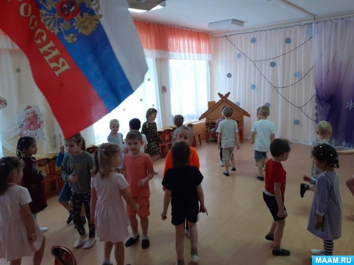 В группе детского сада было 13 мальчиков. Танец флаг России в детском саду. Танец с флагами России. Праздник с флажками на утреннике. День России в старшей группе детского сада.