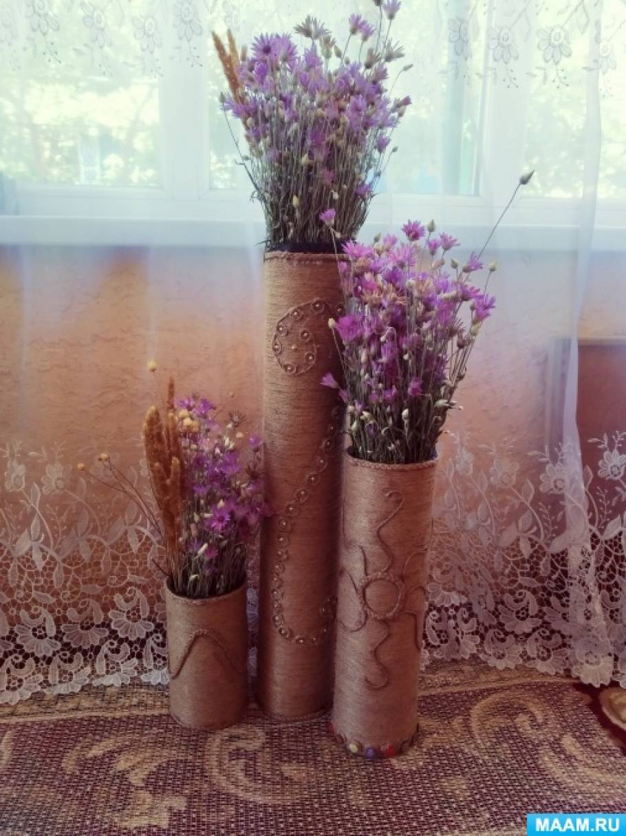 Декоративная ваза для цветов из пластмассовых труб и льняного шпагата
